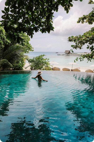 A tropical infinity pool overlooking the ocean